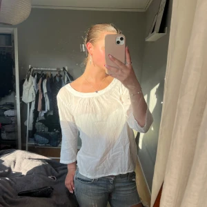 Vit blus i tunn bomull - Säljer en luftig vit blus i tunn bomull med rund halsringning och trekvartsärm. Perfekt för varma dagar och enkel att styla till jeans eller kjol. Blusen har en avslappnad passform och fina rynkade detaljer vid halsen. Hör av er vid frågor eller prisförslag!🩷🩷