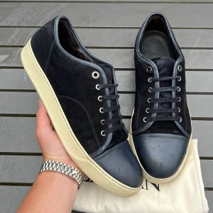 Lanvin - Sjukt snygga lanvins! Modell: nappa! Färg: navy! Skick 9/10 superbra skick! Size uk12 motsvarar 46! Dustbag ingår i köpet! Hör av dig vid fler frågor eller funderingar 🤩