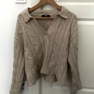 Stickad tröja🌸 - Skön och lyxig stickad tröja, perfekt till hösten eller att dra över sig på sommarkvällar✨knappt använd 