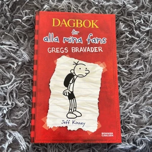 Dagbok för alla mina fans: Gregs bravader - En rolig och träffsäker bok om Gregs vardag i skolan, fylld med humoristiska illustrationer och pinsamma situationer. Perfekt för dig som gillar dagboksstil, skämt och att känna igen dig i tonårslivet!