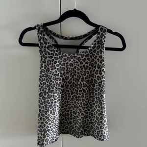 Vintage leopard topp oanvänd - Vintage leopard topp från sent 90-tal. Toppen är aldrig använd och storlek xs.