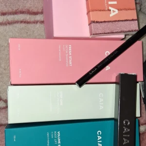 CAIA ögonskuggspalett & eyeliner - Säljer en CAIA ögonskuggspalett i rosa och orange toner samt en svart CAIA Snatched Eyeliner. Paletten har flera nyanser för olika looks och eyelinern har en smal spets för precis applicering. Perfekt för att skapa både naturliga och dramatiska ögonmakeuper.
