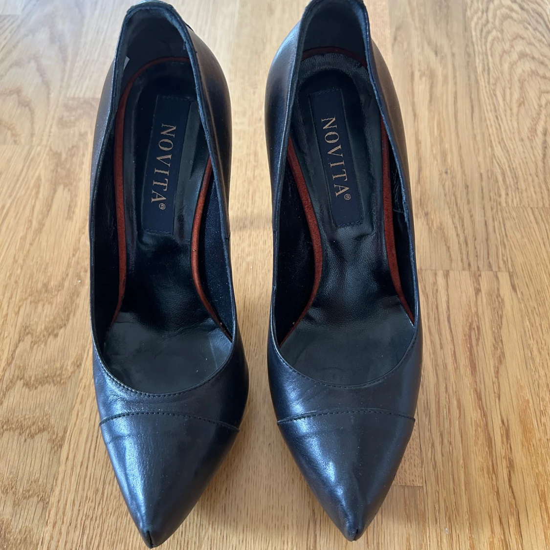 Svarta pumps från Novita i skinn - 1