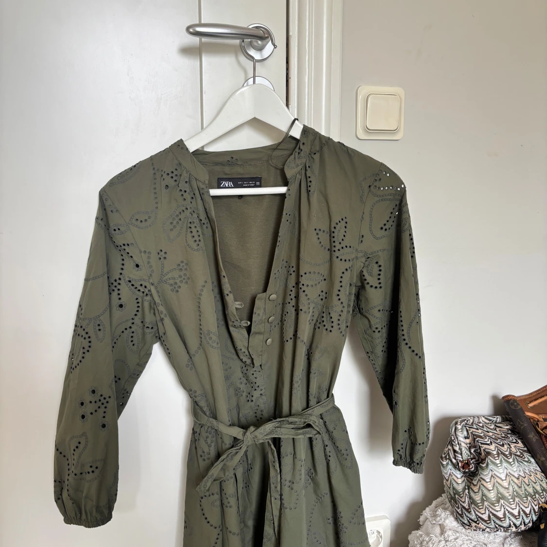 Olivgrön kortklänning från Zara