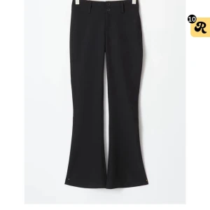 Svarta kostymbyxor bootcut - Snygga svarta kostymbyxor med bootcut-stil och midwaist midja från Gina tricot.Byxorna har knappar fram och bakfickor med lock. Helt nya och aldrig använda. Storlek Xs. Säljer eftersom de ej passar 