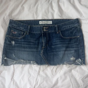 Lågmidjad jeanskjol Hollister - Mörkblå lågmidjad jeanskjol från Hollister. Midjemått ca 45,5 cm rakt över, längd ca 25cm💘