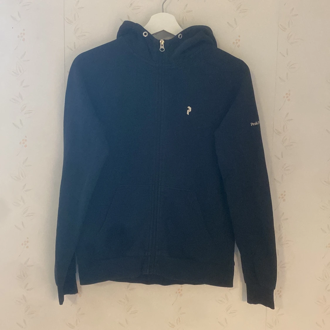 Svart hoodie från Peak Performance junior