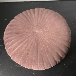 Rund rosa kudde - 3st runda rosa kuddar.