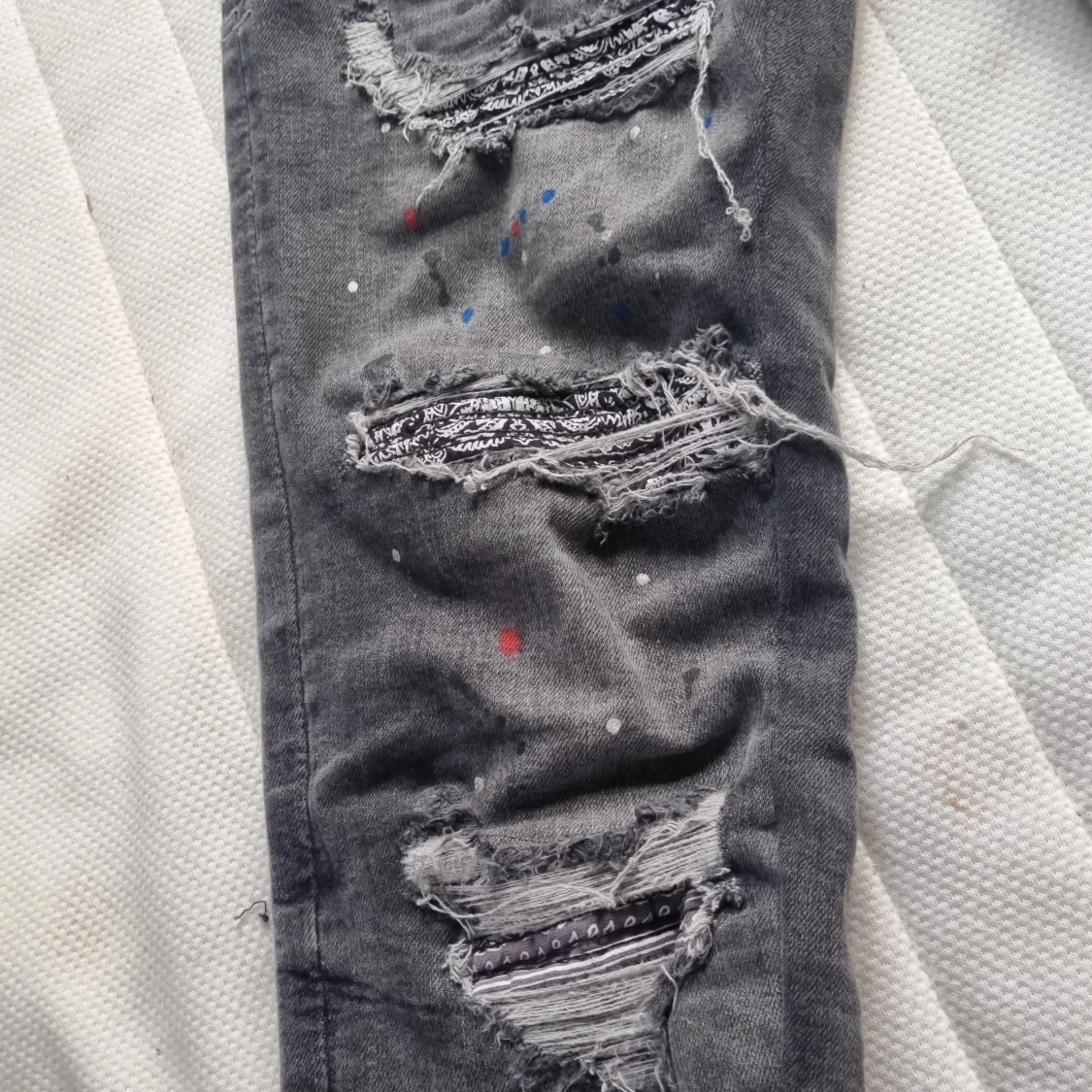 Svarta distressed jeans - 3