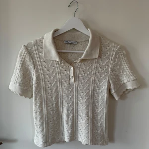 Beige stickad pikétröja från zara - Superfin beige stickad pikétröja från Zara i storlek S. 