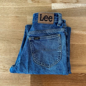 Lee Rider Classic W24 L31 - Säljer ett par klassiska blå Lee Rider jeans med raka ben. Kommer inte längre till användning men i väldigt bra skick. Inköpta förra sommaren. 