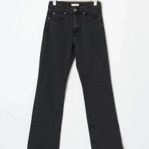 Classic boot tall jeans  - Långa svarta jeans från Gina Tricot. Passar perfekt i längden på mig som är 176 cm, skulle troligtvis även passa någon som är ca 173-180 cm🥰slutsålda på hemsidan!  nypris : 399kr🌸