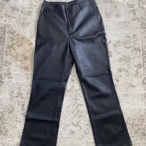 Svarta skinnbyxor Gina Tricot - Svarta skinnbyxor från Gina tricot i storlek 38. Använda ett fåtal gånger. 