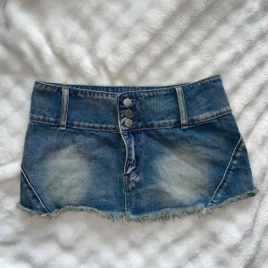 Lowwiast jeanskjol - Köpte på Plick, passar tyvärr inte mig. Jätte fina och cool lågmidjad jeanskjol. ❤️