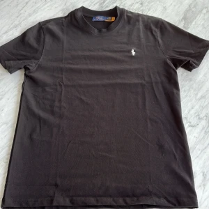 Ralph lauren T-Shirt - svart polo t shirt helt oanvänd i storlek S passar M lapparna följs med!💫