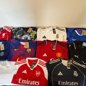 Fotbollströjor 25/26 - Säljer helt nya matchtröjor från några av världens största fotbollsklubbar och landslag – alla i hög kvalitet och med tags kvar,  📦 Finns i olika storlekar (S,M,L)  🏆 Klubbar/Lag: 	•	Liverpool 	•	Paris Saint-Germain (PSG) 	•	FC Barcelona 	•	Arsenal 	•	Manchester United 	•	Chelsea 	•	Manchester City 	•	Real Madrid (vit & mörkblå version) 	•	Brasilien landslag   Alla tröjor är helt nya 