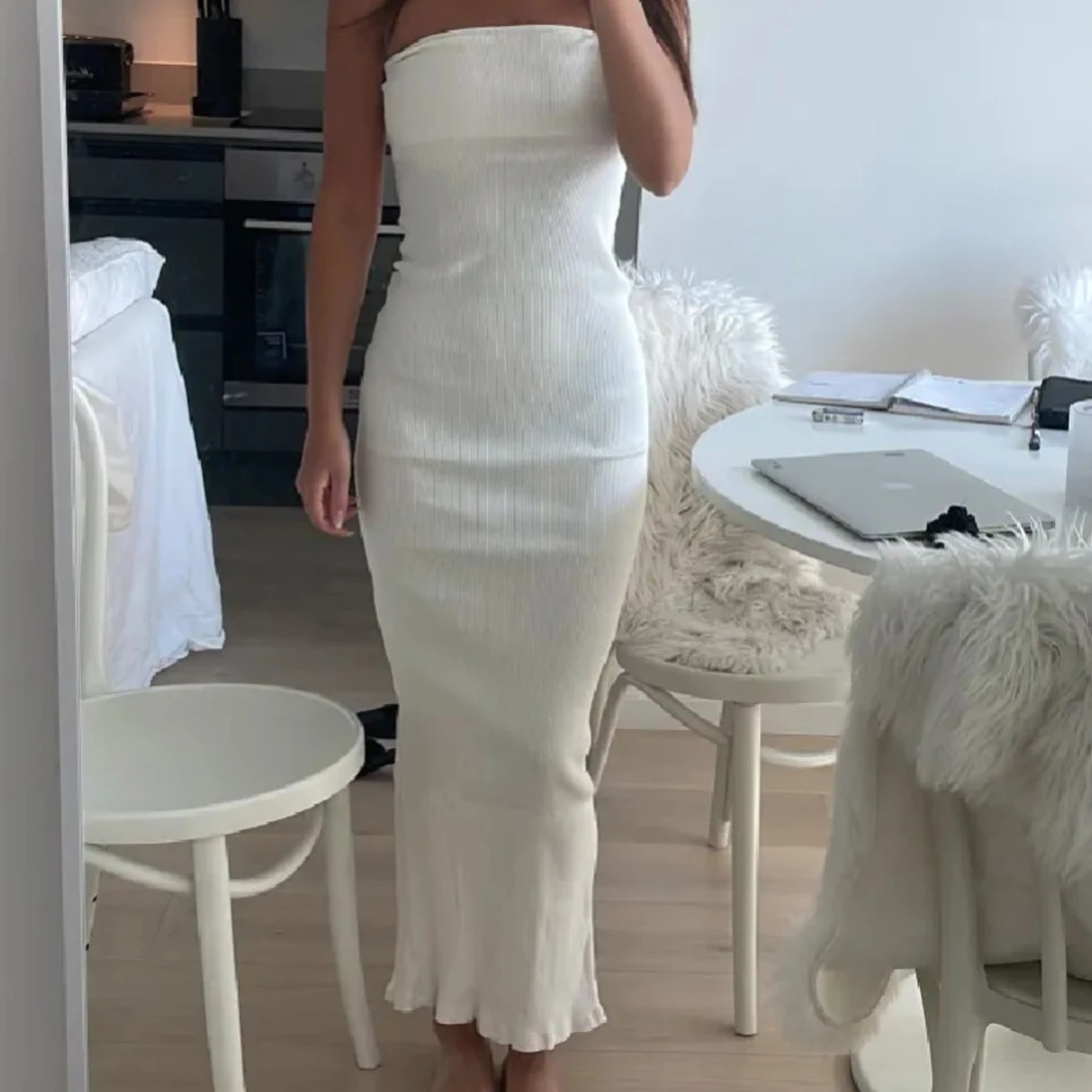 Vit axelbandslös långklänning