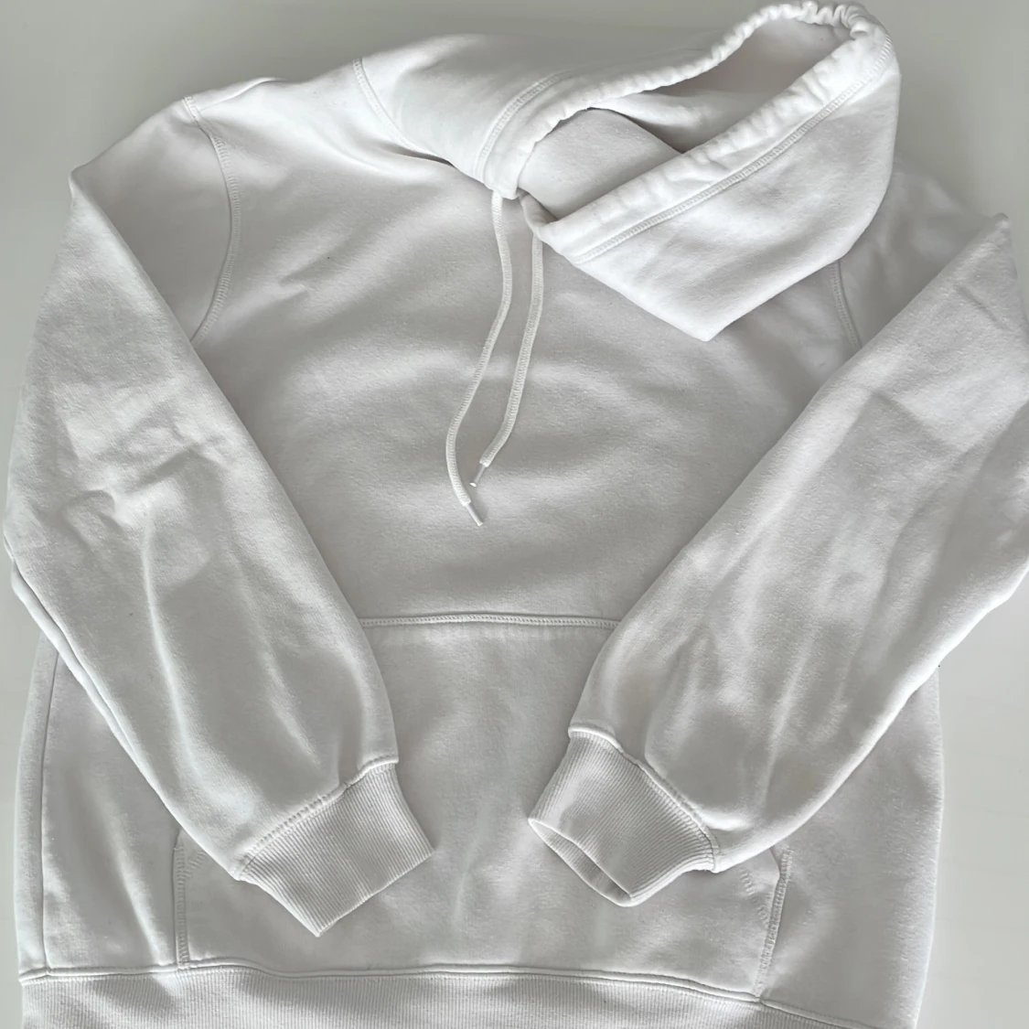 Vit hoodie från H&M, relaxed fit