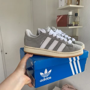 Adidas campus 00s  - Säljer ett par gråa adidas campus 00s i storlek 40, kartong kommer med fast denna kartongen är från ett par svarta campus! Skorna är använda 4 gånger!   Skicket på skorna är typ som ny!  Säljer skorna för 800kr + frakt!