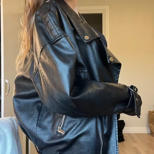 Skinn jacka - Over sized skinn jacka från missguided, köpt för kanske 5 år sen, använder inte längre🫶