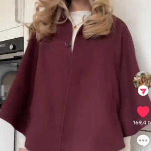 Cape från HM - Superfin trench / cape från hm. Sparsamt använd och inga skavanker!💞💞   Bra sommar- eller vårjacka☀️🌸🌸  Passar XS-M möjligen L beroende på hur stor byst man har☺️  Pris kan diskuteras något, såg att andra annonser för samma jacka låg i denna prisklass 🫶🏻