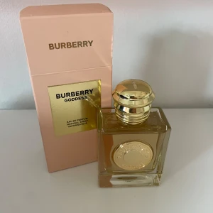 Burberry goddess parfym - En helt ny, kvar i originalförpackning, burberry goddess parfym som luktar jättegott, 50ml💕säljer då jag råkade beställa fel