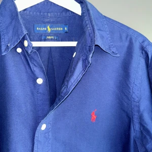 Ralph Lauren Skjorta - - Mycket fint skick, inga defekter. Nypris ca 2000kr. Storlek S slim fit, passar dig som är 175-185cm ungefär. Skriv för mer information!🤝
