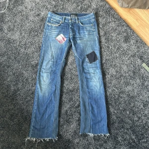 Hysteric glamour inspirerade acne jeans - Dessa är ett par acne jeans som jag har sytt om lite. Inspirerade av hysteric glamour. Dem är riktigt feta och jag rekommenderar er att köpa. Några av nitarna har ramlat av som man kan se på sista bilden                                                                            Midja: 38cm längd: 99cm benöppning: 20.5cm