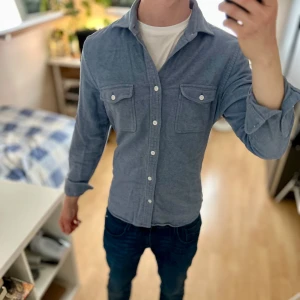 Reiss Overshirt - - Mycket fint skick, inga defekter. Nypris ca 2000kr. Storlek L sitter som M, passar dig som är 178-188cm ungefär. Skriv för mer information!🤝