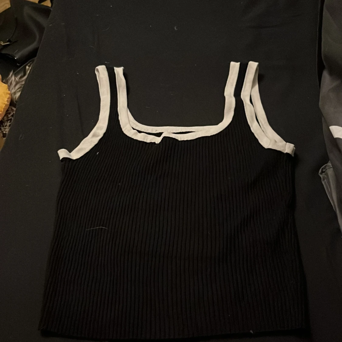 Svart ribbad linnetopp från H&M Divided - 1