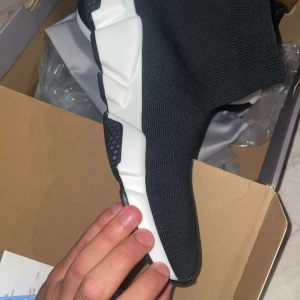 Balenciaga Speed Trainer sneakers svart/vit - Säljer ett par Balenciaga Speed Trainer sneakers i svart med vit chunky sula. Skorna har är helt nya och är i storlek 43 tyvärr så är dem lite stora för mig jag fick dem i present, endast seriösa köpare, priset går att diskutera🙂