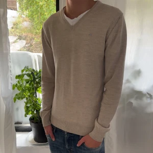 J Lindeberg tröja - J.lindeberg tröja i 9/10 skick || Storlek är S och han på bilden är 185 cm lång