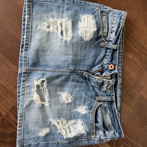Lågmidjad jeanskjol med slitningar - Snygg blå jeanskjol från Mango som är lågmidjad och kort💞tyvärr kan jag inte skicka bilder på då den inte passar mig 