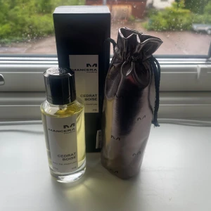 Cedrat boise edp - En goo sommar parfym med doft av citrus med en träaktig bas. Den projektar riktigt bra. Det är en 90 ml och jag har använt den 3 gånger