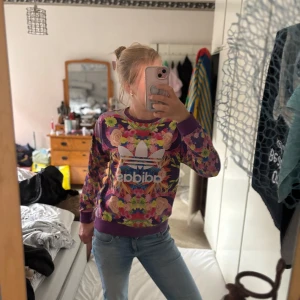 Adidas sweatshirt – färgglad - Säljer denna färgglad Adidas tröja med blommigt tryck 🩷💜Skön passform och perfekta färger till både jeans och mjukis. Köpte för 550 kr Använd, men i fint skick 💫Pris kan alltid diskuteras 💕💕 Betala gärna med köp nu 💗