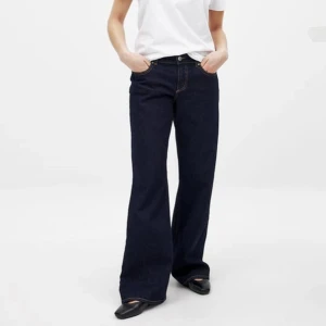 Nakd low waist jeans - Lågmidjade vida jeans från NAKD. Använda men bra skick! Avklippta längst ned några cm då de är sjukt långa i benen.  Storlek 34 men ganska stors i storlek! 