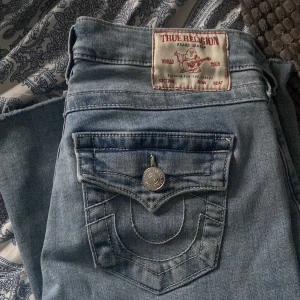 True religon jeans , bootcut  - Säljer dessa True religon jeans !! I storlek 25, jätte bra skick. Dom är low waist och bootcut. Säljer dessa jeans för dom har blivit för stora för mig ❤️säljer för 900kr. Jag har klippt dom i längden men de syns inte ! 