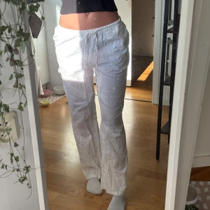 linnebyxor  - så fina vita, low waist linnebyxor! Jag har sytt in dessa då de var väldigt vida, men går att sprätta upp. Jag är 177 för referens! 🤍 lappen är bortklippt men passar s/m