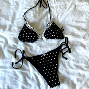 Prickig bikini - Säljer den här supersöta prickiga bikinin från Bershka! Toppen är i storlek L, men jag skulle säga att den är mer av en M. Kan även passa någon som är en S! 💕💕Den är helt oanvänd och i perfekt skick. 💗