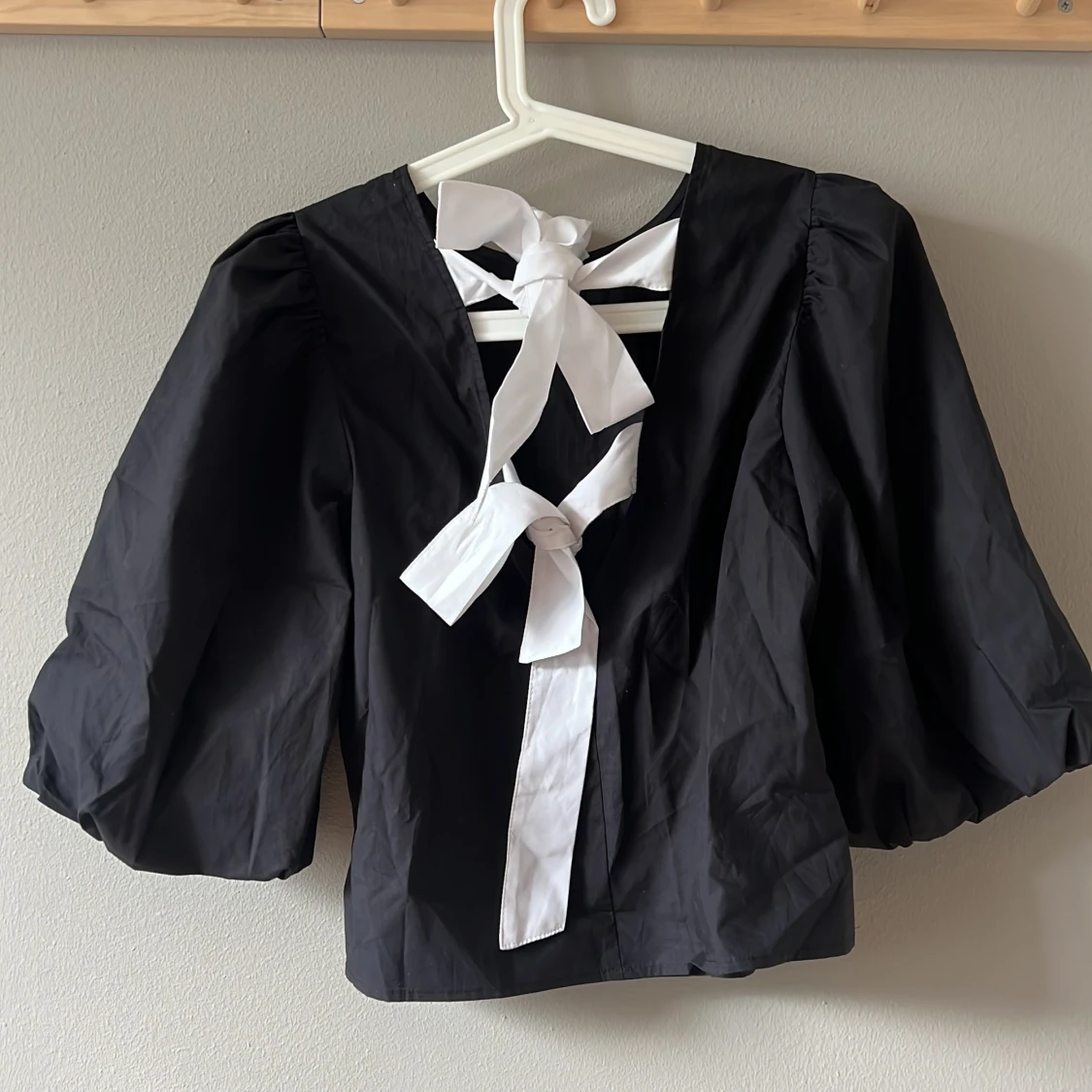 Svart blus med puffärmar  - 1