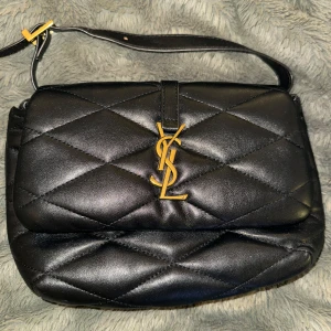 Skinn väska - YSL skinn väska, utmärkt skick, som ny. Väldigt fint!! Shoulder bag. 