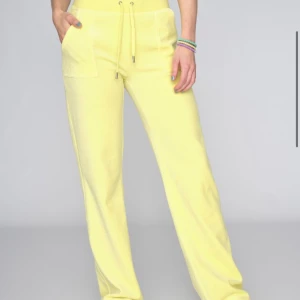 juicy couture - Säljer mitt gula juicy couture då de inte passar mig längre, använt 4 gånger bara  Tröjan är i storlek XS Byxorna är i storlek XS   Vid snabb affär går priset att diskuteras
