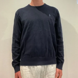Marinblå Ralph Lauren Tröja  - Marinblå Ralph lauren tröja || Storlek M || Tröjan  är i bra skick || Mitt pris 599kr || Modellen på bilden är 170cm och väger 62kg || Tveka inte på att höra av dig vid frågor eller funderingar 