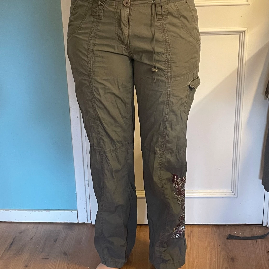 Olivgröna cargopants med broderi