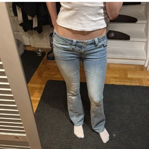 True Religion Jeans - Säljer ett par ljusblå True Religion Joey jeans med låg midja. snygga detaljer och knappar bak. Jeansen har en riktigt snygg passform som framhäver benen. Använd 2 gånger! Inga skador/ tecken på andväning. Pris kan diskuteras💕