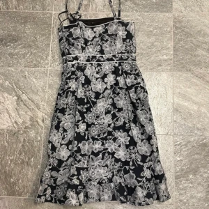 Blommig klänning  - Blommig klänning från Ann Taylor Loft. Längden är 83cm.