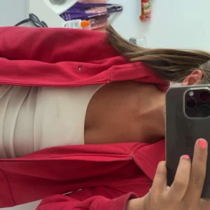 Röd zip-hoodie från Tommy Hilfiger - Använd ett fåtal gånger men har inga effekter på användning. Kontakta mig via funderingar eller intresse!!🌸😁