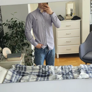 Ralph Lauren skjorta randiga  - Säljer denna randiga Ralph Lauren skjorta.🐎    Supersnygg skjorta perfekt för sommaren☀️    Storlek s slim fit📏   Perfekt skick 10/10 👑   Färgen syns väl i bild 1, 2 och 4 Dm vid frågor!😄  Kolla bundle!