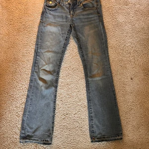 Lågmidjade bootcut jeans - Super fina lågmidjade bootcut jeans från Gina Young i storlek 158🫶🏻Lite trasiga längst ner (se bild) men inget man tänker på alls!! 
