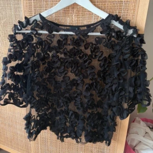 svart blus - Skötsellappen är bortklippt☺️